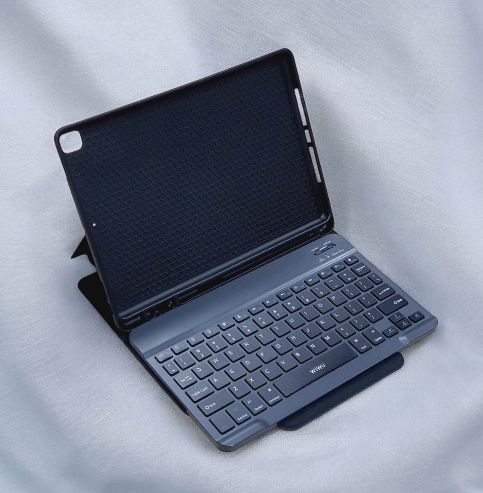 WIWU IPAD 10.2 / 10.5 INCH PROTECTIVE KEYBOARD CASE BLACK ARABIC - Image 3
