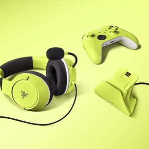RAZER ESSENTIAL DUO BUNDLE FOR XBOX - LIME (KAIRA X FOR XBOX CHARGING STAND FOR XBOX CONTROLLER) RZ82-03970300-B3M1
