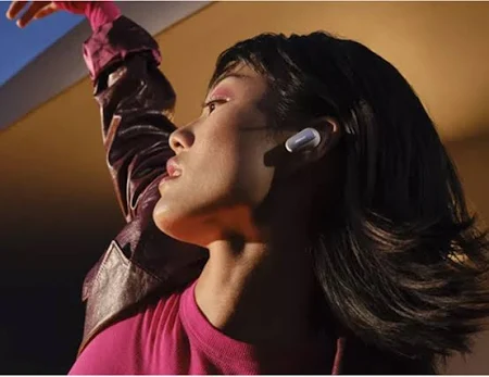 BOSE QUIETCOMFORT ULTRA WIRELESS NOISE CANCELING EARBUDS 2ND GEN WHITE SMOKE 896637-0020 - Image 4