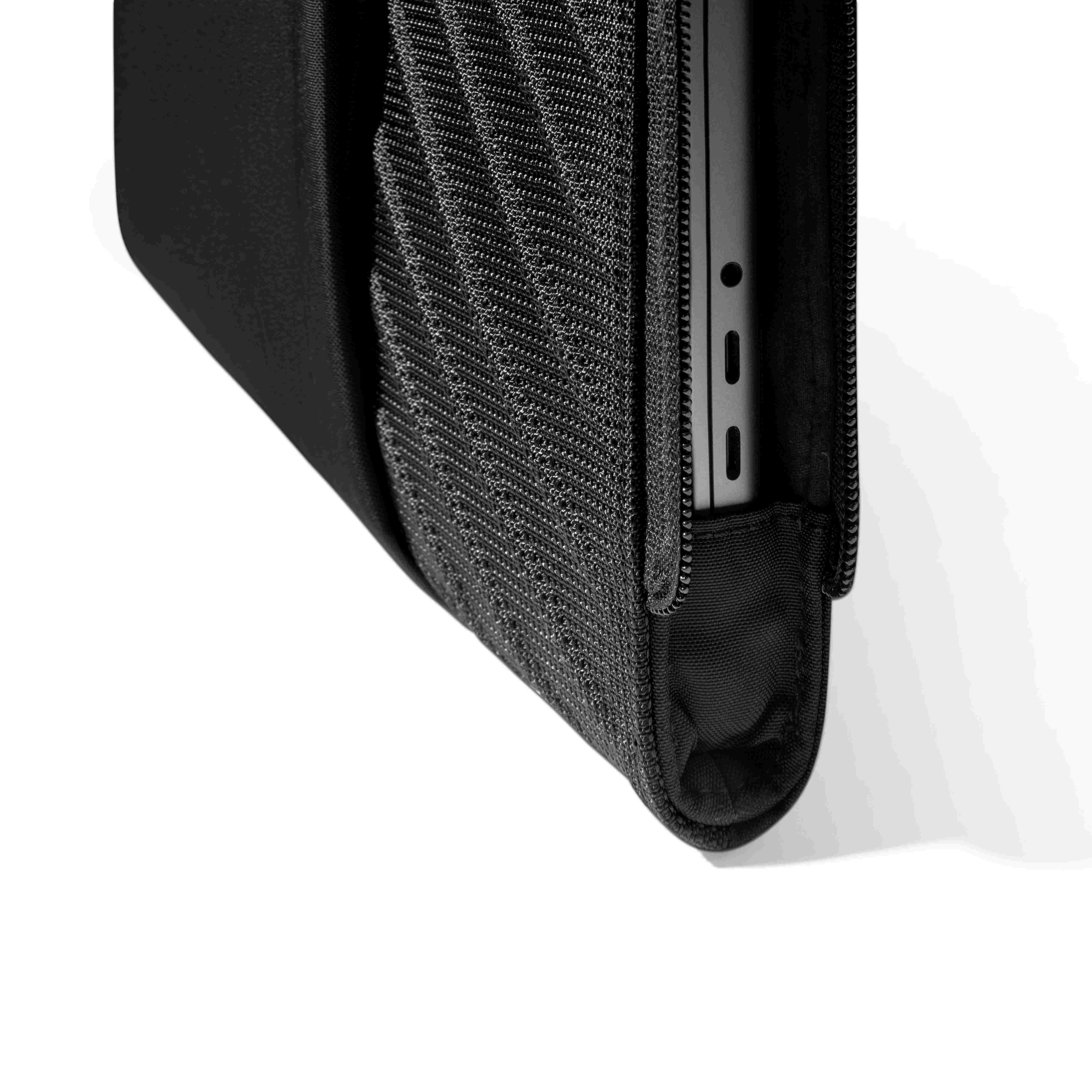 TOMTOC VOYAGE A10 16 INCH LAPTOP SLEEVE BLACK A10F2D1 - Image 5