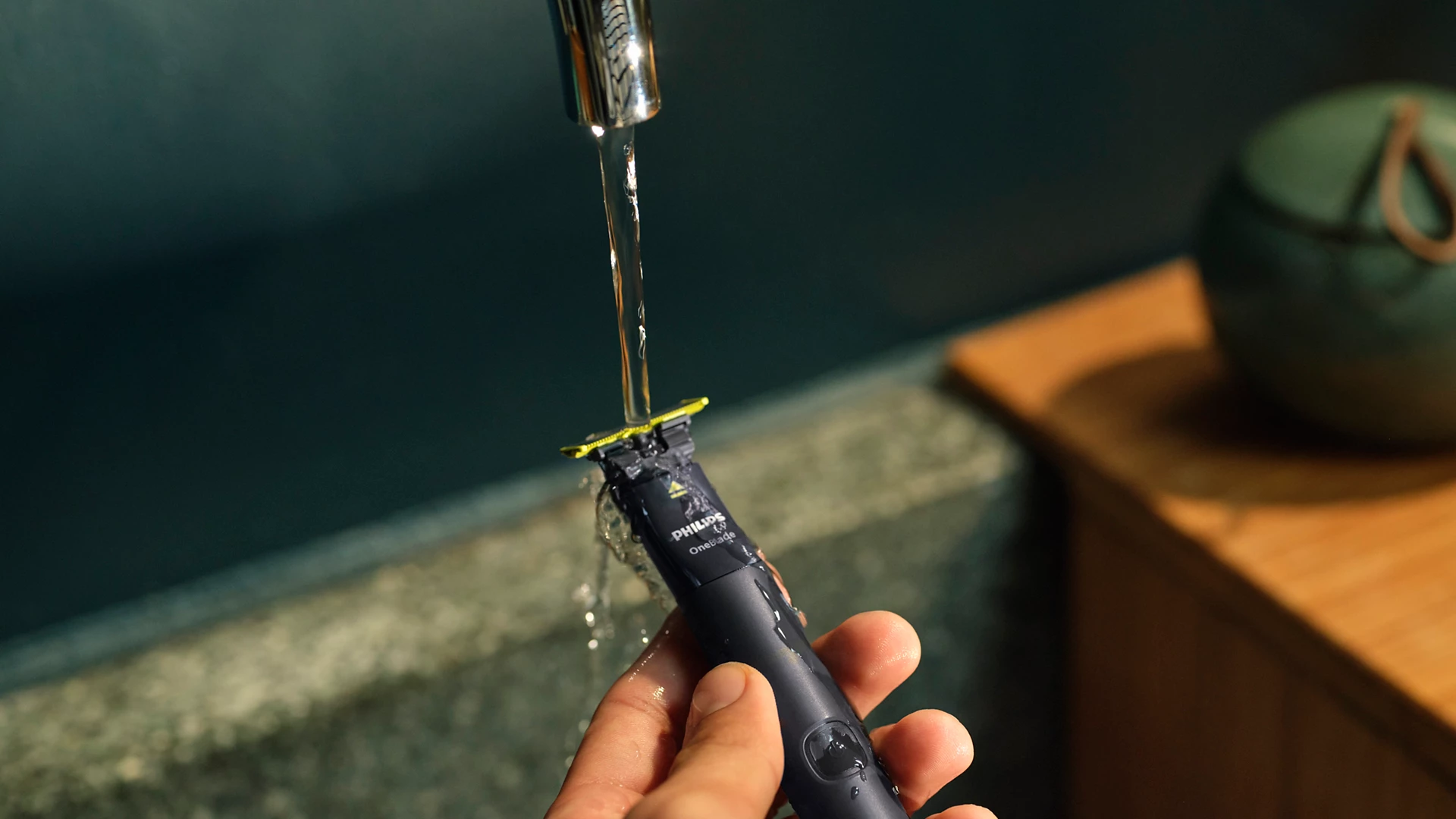 PHILIPS ONE BLADE FACE TRIMMER QP1424 - Image 9